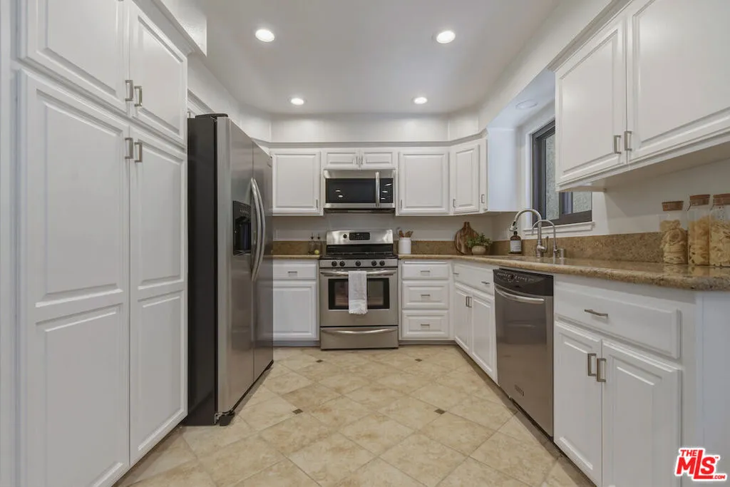 9000 Vanalden Avenue 123, Northridge, California 91324 — photo 4