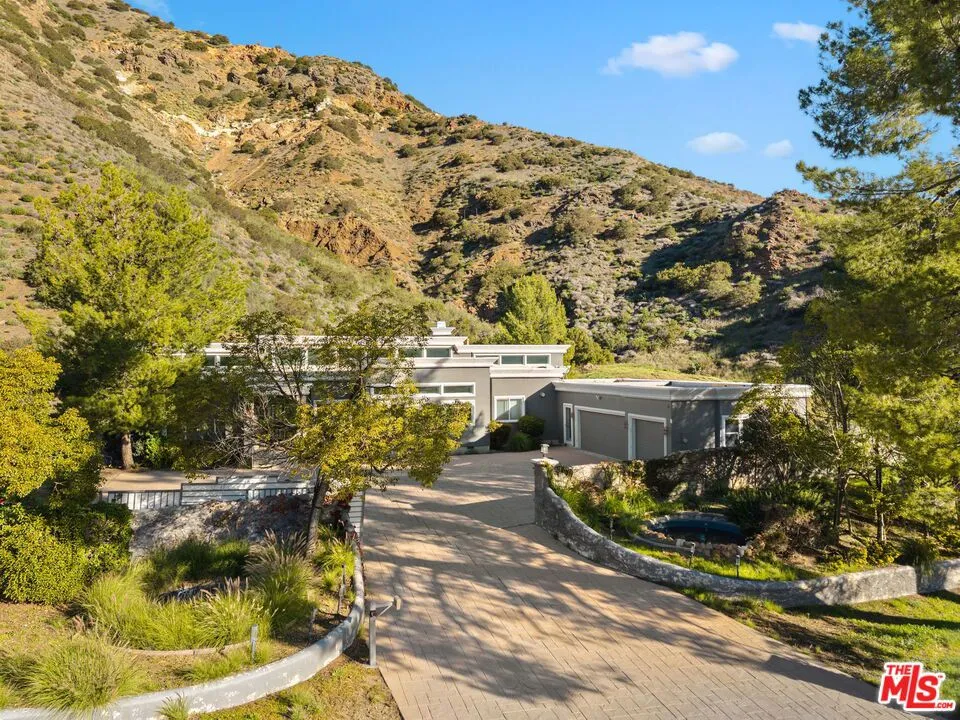 3699 Kanan Rd