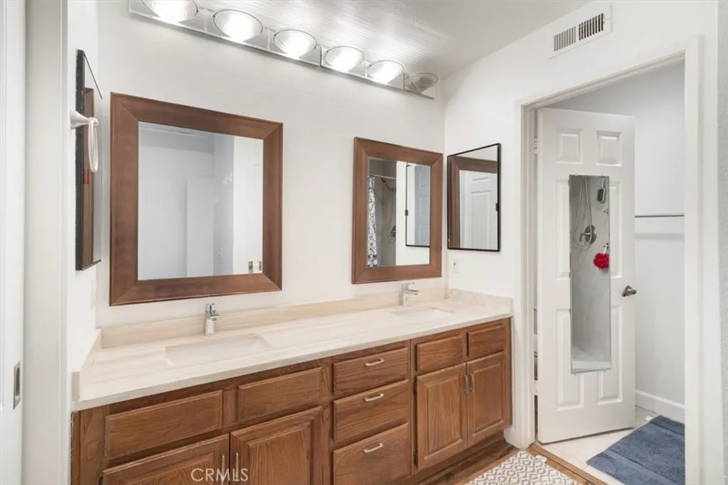 DUAL SINK PRIMARY BATH!