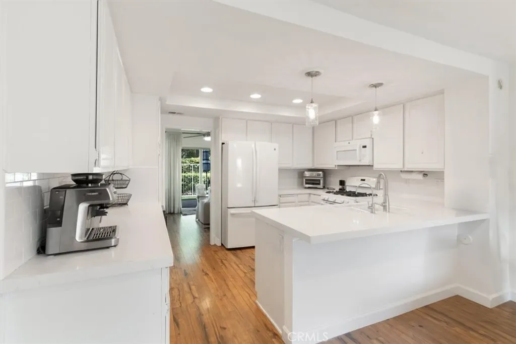 WHITE KITCHEN!