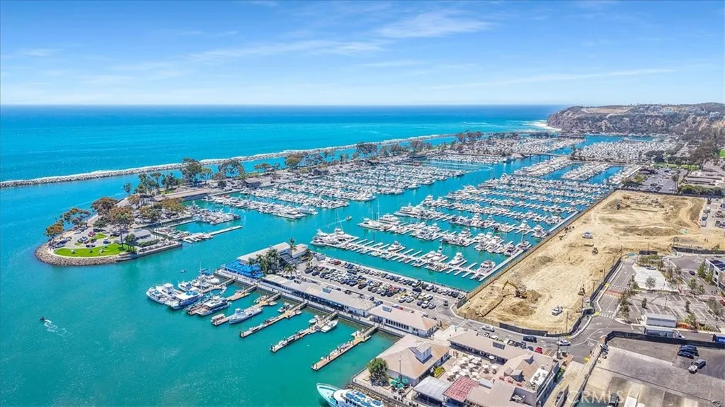 RESTAURANTS, SHOPS AND FUN AT THE HARBOR!