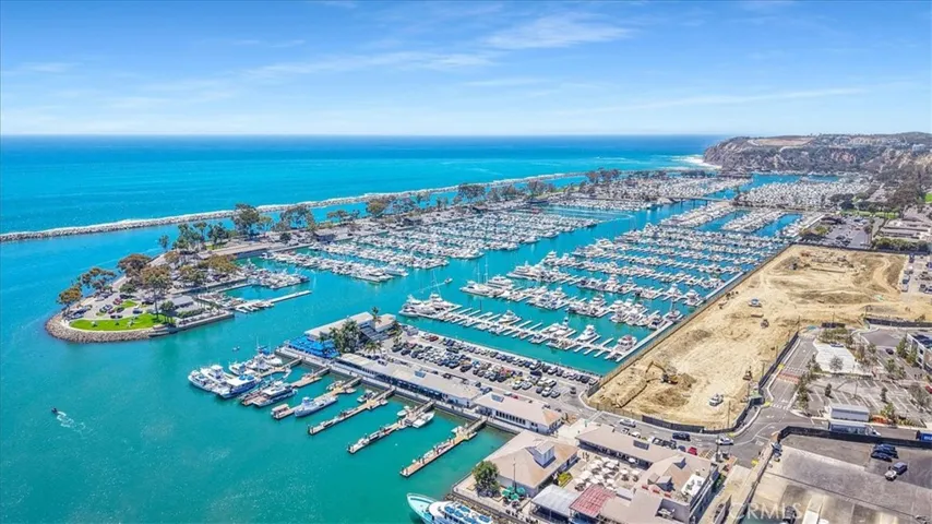 RESTAURANTS, SHOPS AND FUN AT THE HARBOR!