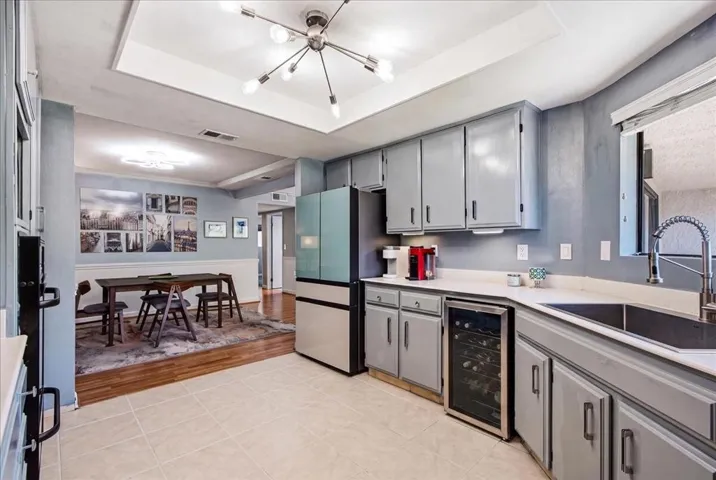 Kitchen to diningroom