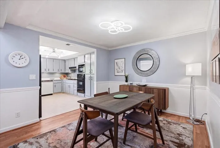 Diningroom to kitchen