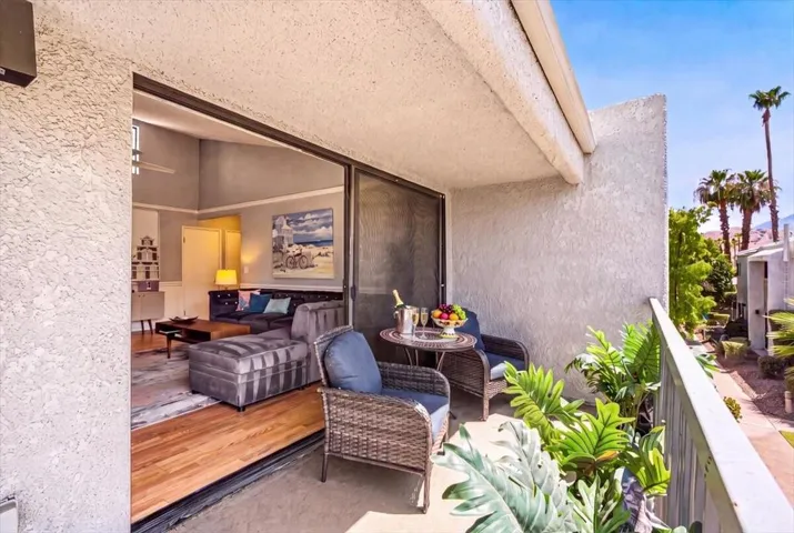 Livingroom Balcony