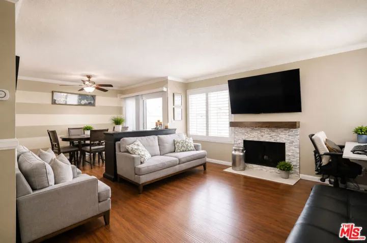 27066 Hidaway Avenue 4, Santa Clarita, California 91351 — photo 5