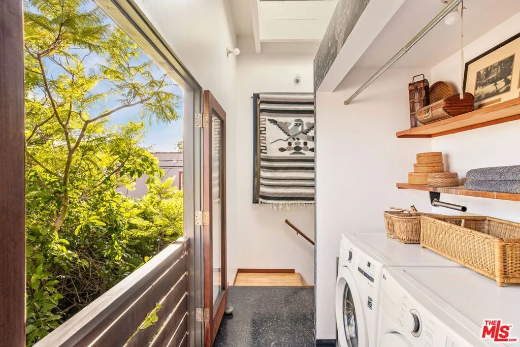 Laundry Lanai - upstairs