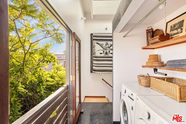 Laundry Lanai - upstairs