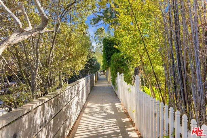 Amoroso Place - Walk Street