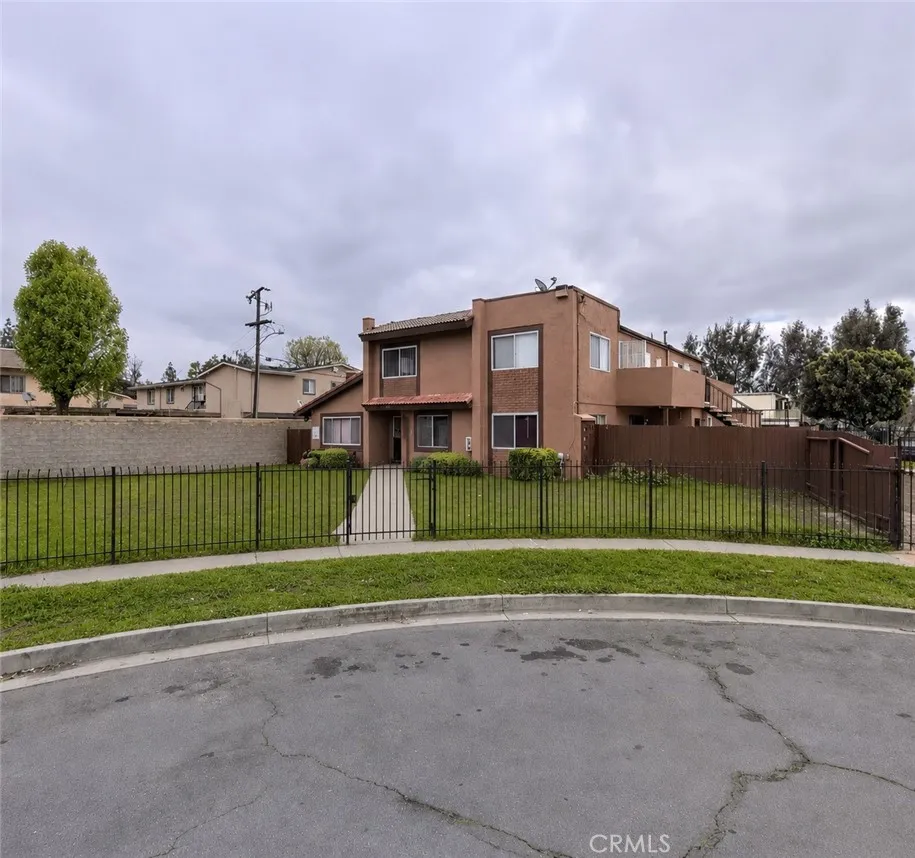 1095 N Vista