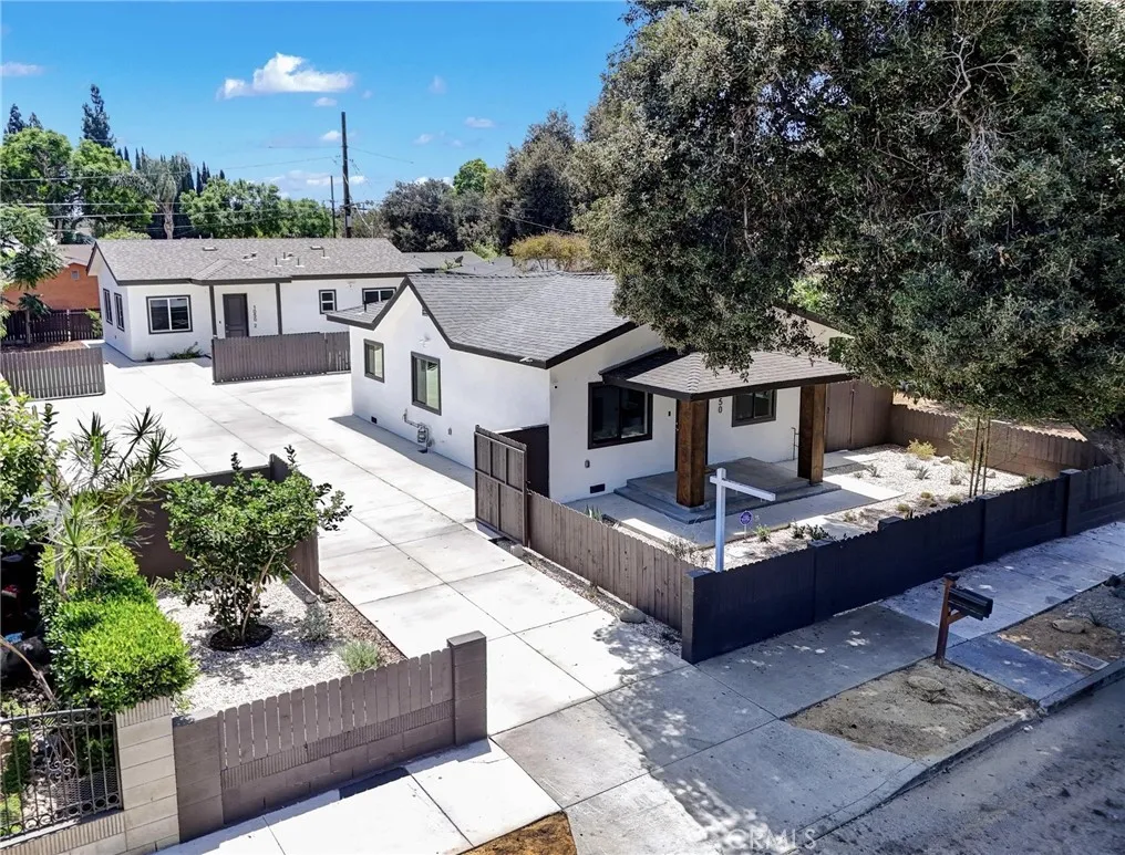 1050 W Chestnut