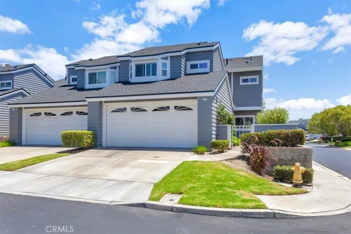 Long driveway, quiet end unit, private spa in back yard - PERFECTION!