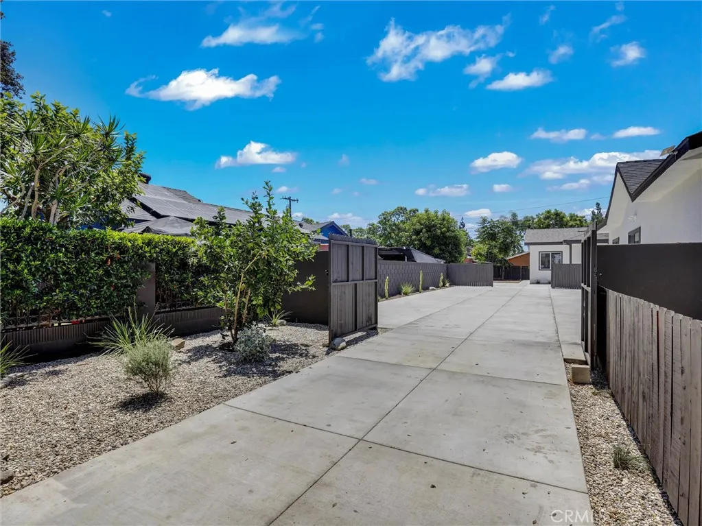 1050 W Chestnut