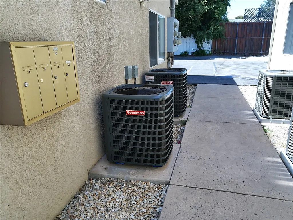 4529 Colfax, Los Angeles, California 91602 — photo 5