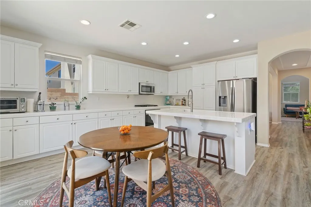 Breakfast Bar & Dining Area