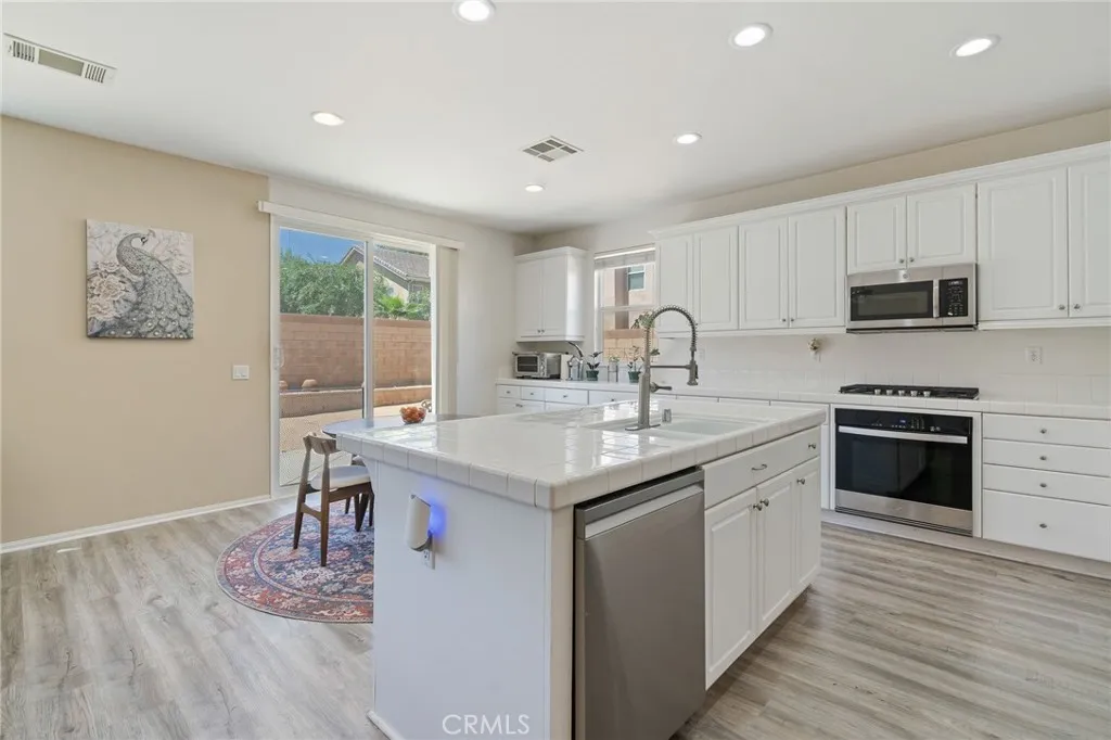 Gorgeous Kitchen w Stainless Appliances