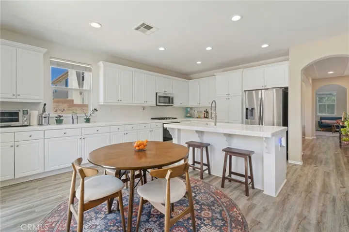 Breakfast Bar & Dining Area