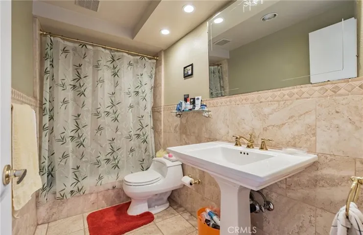 Property is unfurnished. Photos from previous tenant