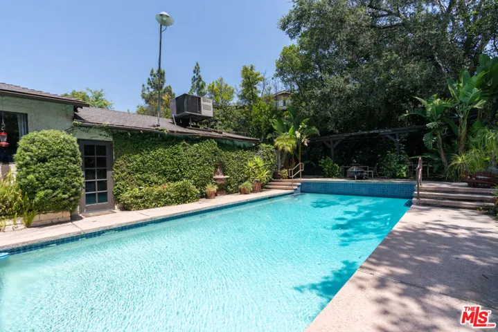 6320 Honolulu Avenue, Los Angeles, California 91214