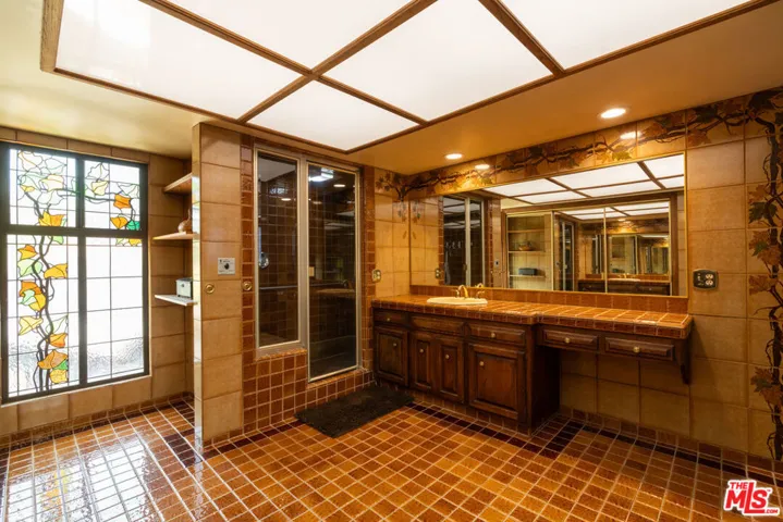 6320 Honolulu Avenue, Los Angeles, California 91214