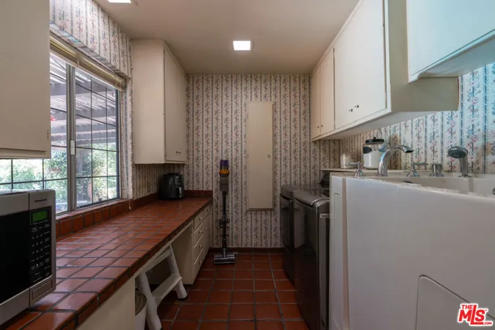 6320 Honolulu Avenue, Los Angeles, California 91214