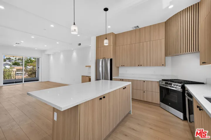 150 N Carondelet Street, Los Angeles, California 90026