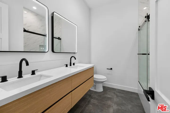 150 N Carondelet Street, Los Angeles, California 90026