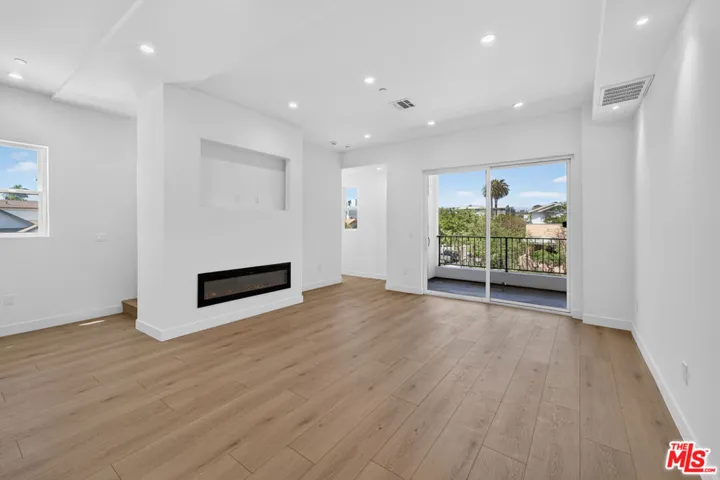 150 N Carondelet Street, Los Angeles, California 90026
