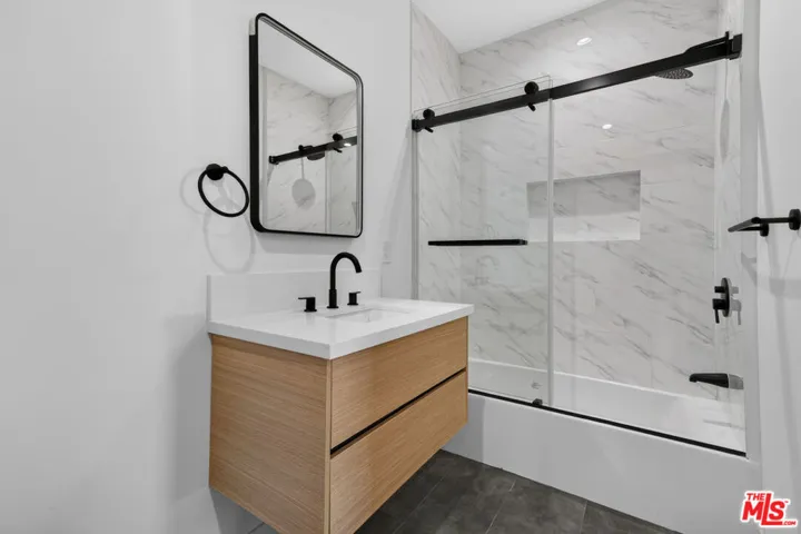 150 N Carondelet Street, Los Angeles, California 90026