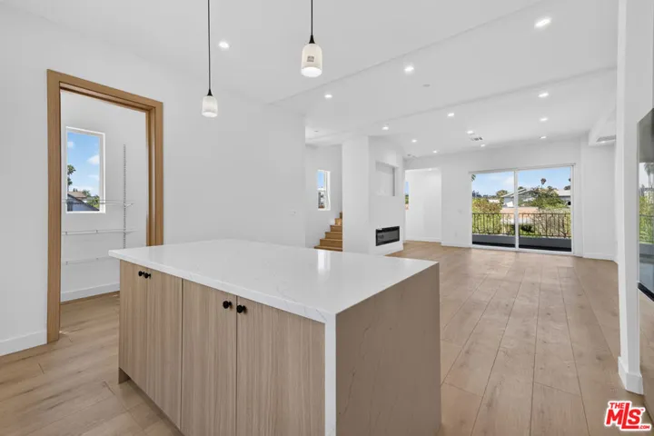 150 N Carondelet Street, Los Angeles, California 90026