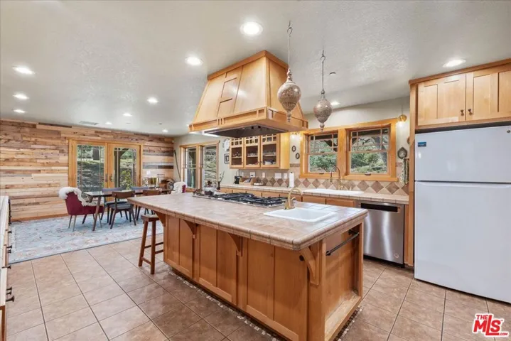 28200 Pine Canyon Road, Lake Hughes, California 93532