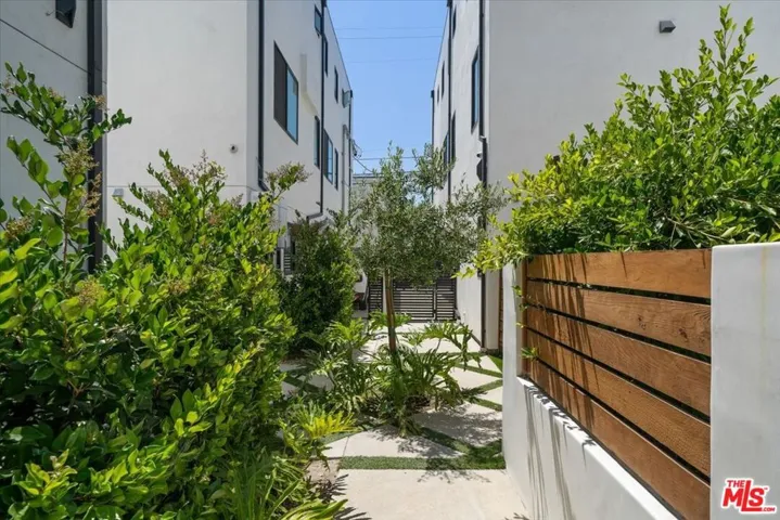 839 N Mccadden Pl B, Los Angeles, California 90038
