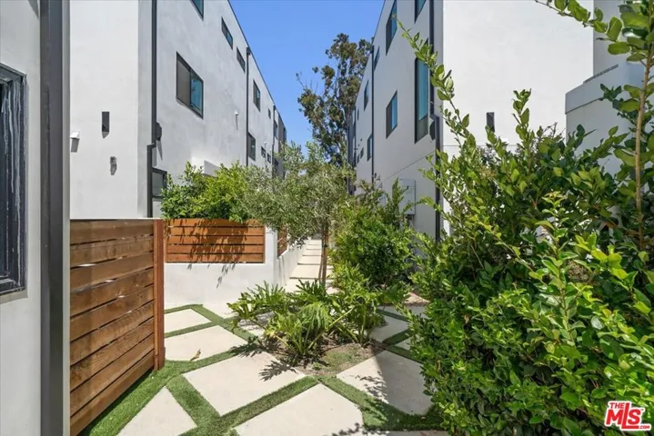 839 N Mccadden Pl B, Los Angeles, California 90038