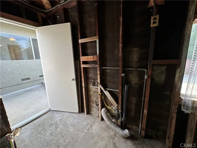 washer & dryer hook ups