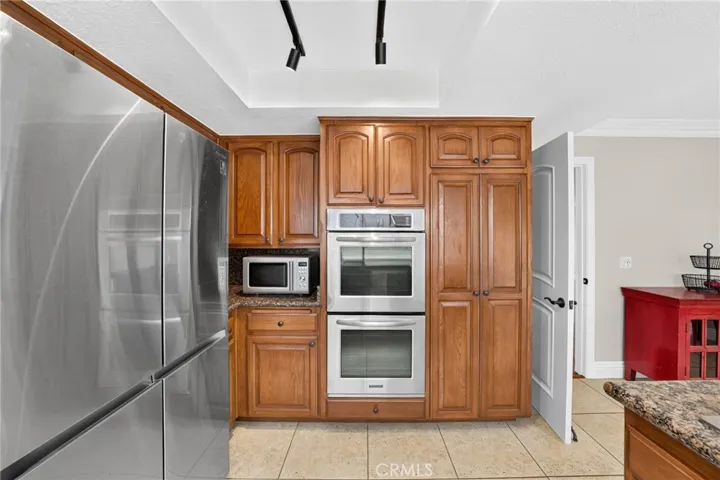Double ovens provide added convenience for cooking and entertaining.
