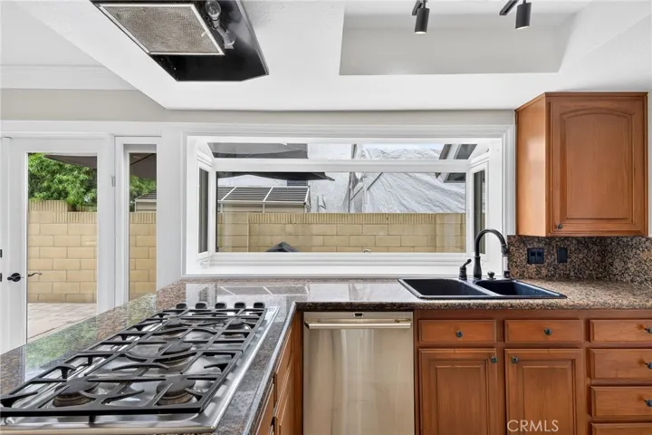 5-burner gas stove and stainless steal dishwasher add to the upgraded feel.