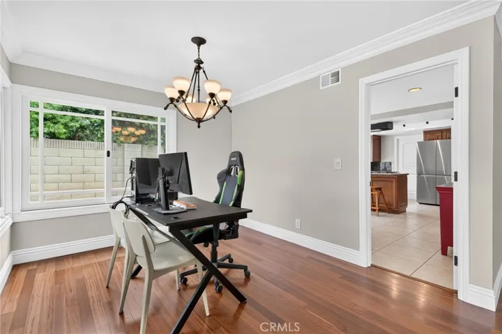 Bright dining area suited for everyday meals and larger gatherings.
