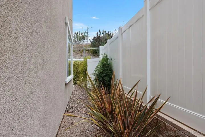 1523 Wingwood, Vista, California 92083