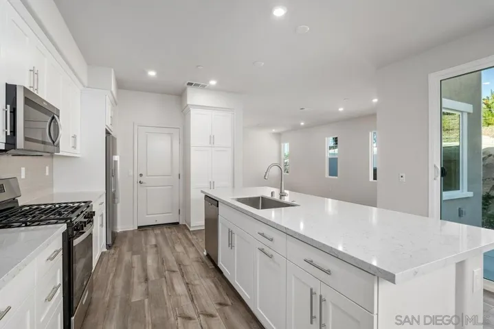 1523 Wingwood, Vista, California 92083