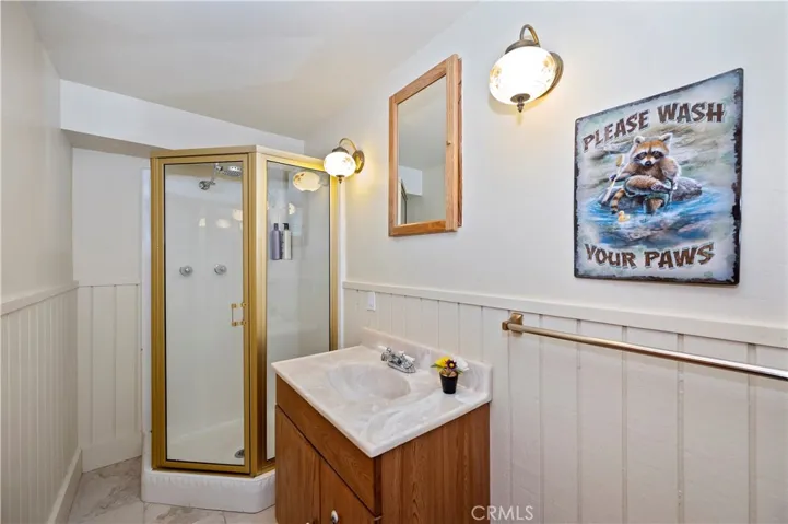 Bottom level primary 3/4 bathroom