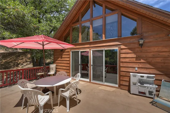 Deck off of family room