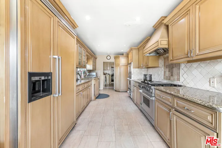 6704 Bedford Avenue, Los Angeles, California 90056