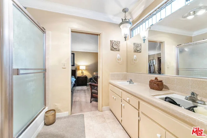 6704 Bedford Avenue, Los Angeles, California 90056