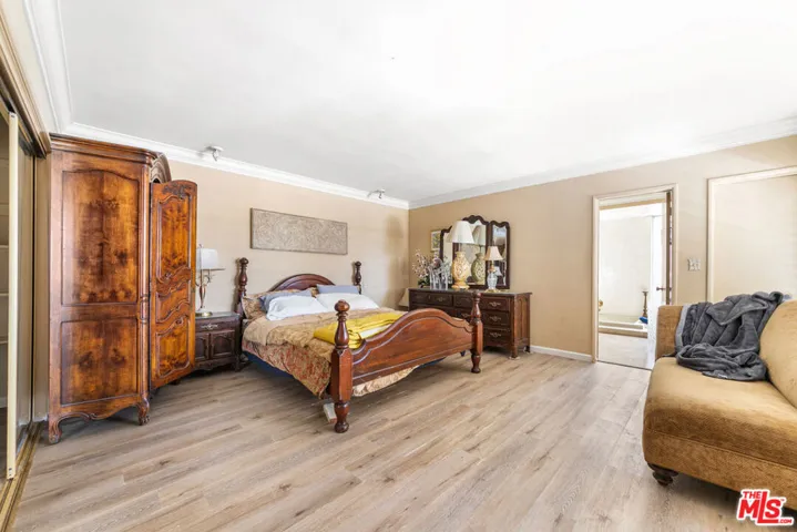 6704 Bedford Avenue, Los Angeles, California 90056