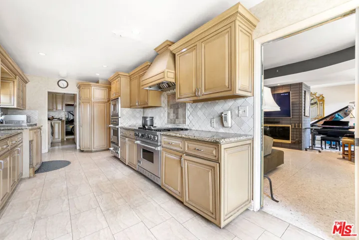 6704 Bedford Avenue, Los Angeles, California 90056