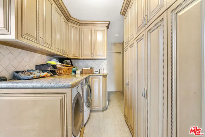 6704 Bedford Avenue, Los Angeles, California 90056