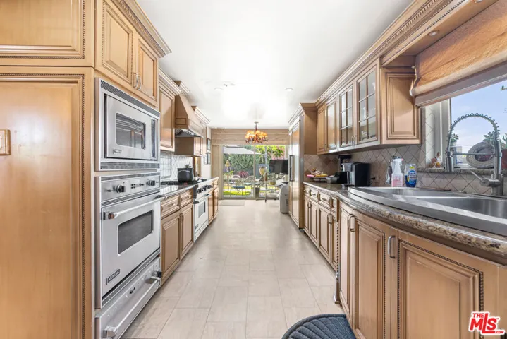6704 Bedford Avenue, Los Angeles, California 90056
