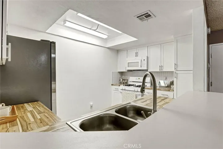 Kitchen and Breakfast Bar