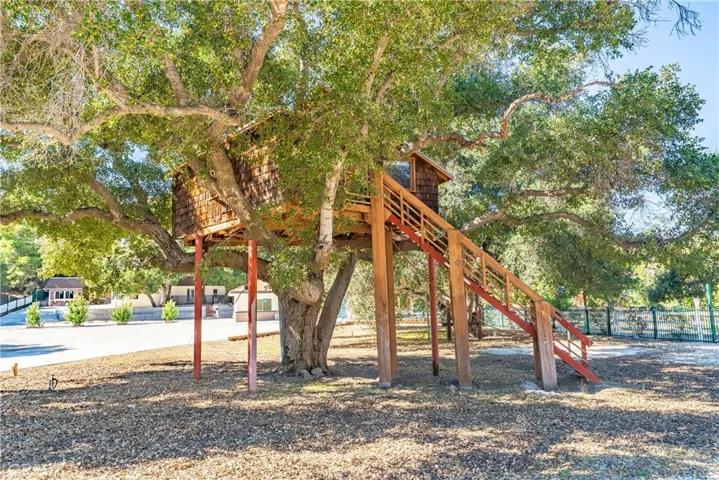 26251 Ravenhill Road, Canyon Country, California 91387