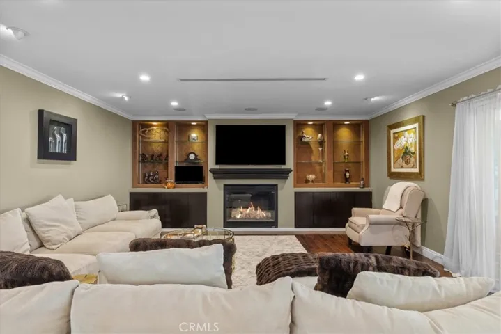 3435 Oakmont View Drive, Glendale, California 91208